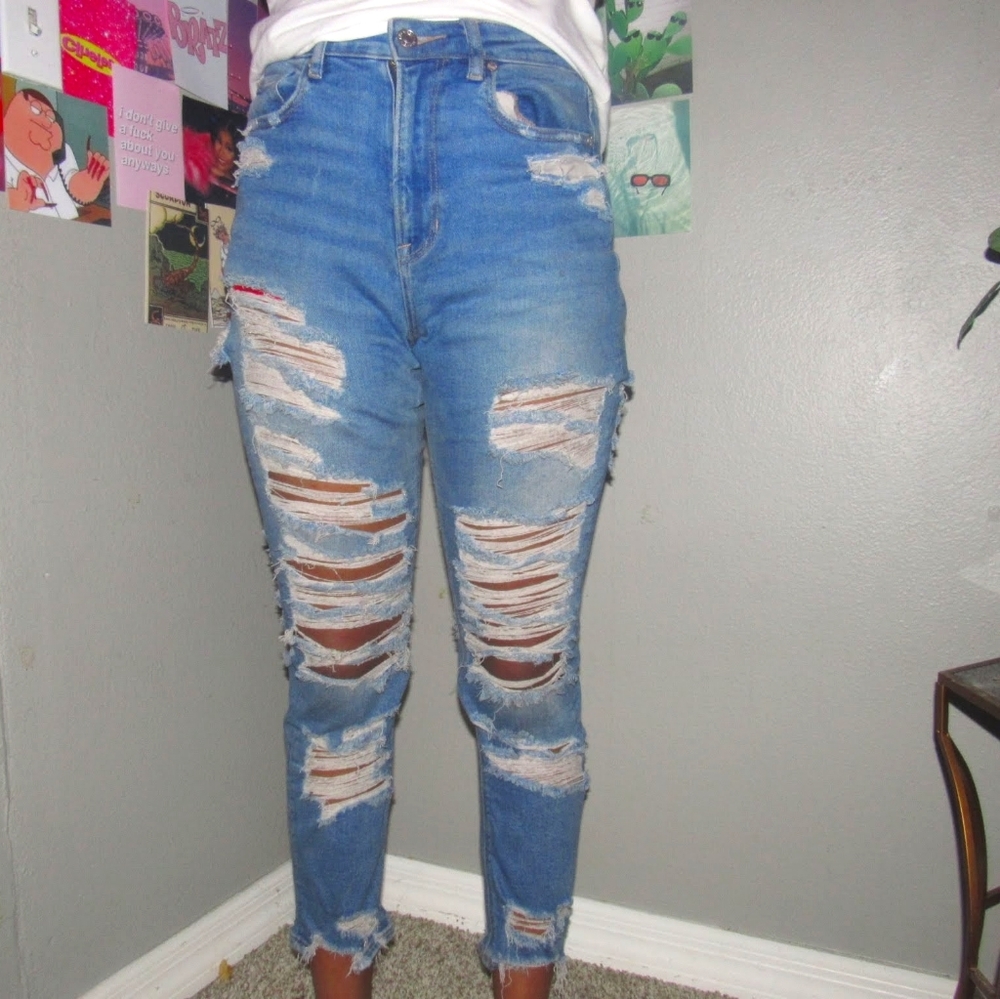 AMERICAN EAGLE RIPPED, LIGHT WASHED JEANS